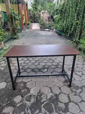Meja makan industrial