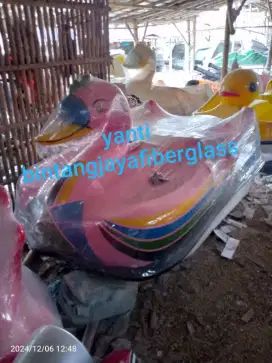 Sepeda air angsa Warna pink ready satok  ,bebek bebekan gowes,perahu