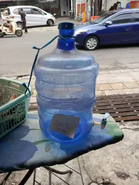 Galon Aqua sudah ada kran nya jadi mudah utk dipake nya