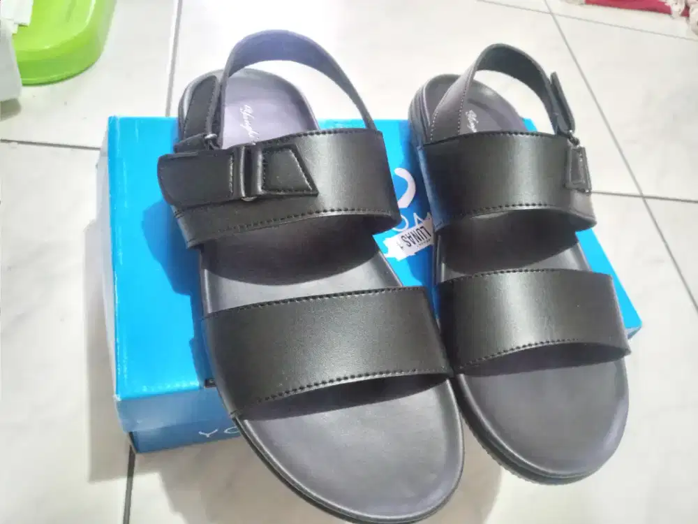 Sepatu sandal ukuran 42