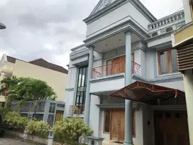 Rumah bagus kolam renang di perumahan elit di jual murah