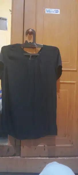 Blus hitam tangan pendek