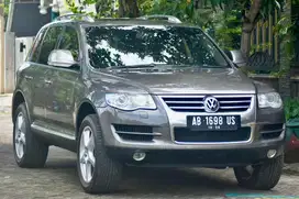 VW Touareg Facelift 4x4 AT Full Option Sunroof Heater Seat Siap Pakai