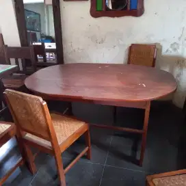 Meja Makan Model Oval Kayu Jati Kuno.