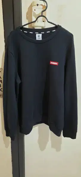 Crewneck hitam K-swiss