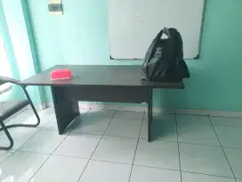 Meja meeting untuk 6 orang