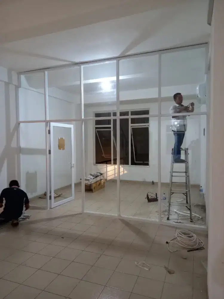 Partisi kaca dan pintu