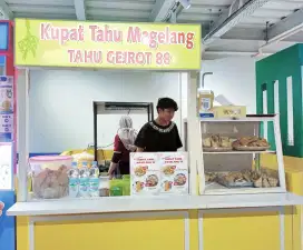 DIBUTUHKAN KARYAWAN/I JAGA BOOTH KUPAT TAHU