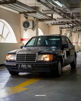 Mercedes Benz W124 260E Blue on Blue AT 1990