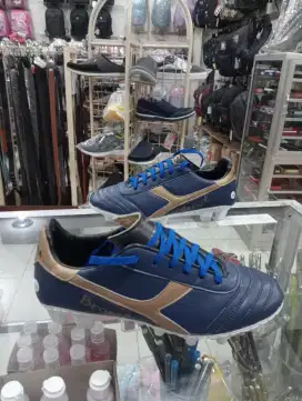 Sepatu bola kulit asli