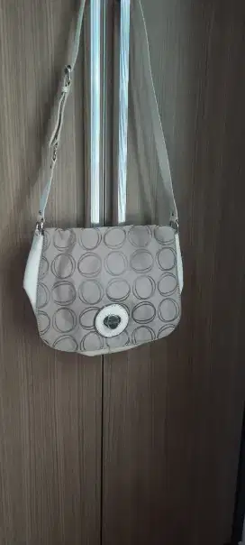 Tas wanita merk oroton