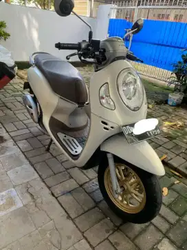 Scoopy Prestige 2021 putih