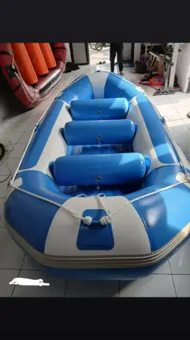 Perahu karet rafting 380 kap 6/8 orang