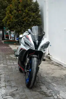 LOW KM Sport Bike Yamaha YZF - R6 White Th. 2017 (pmk)