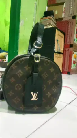 Tas Selempang LOUIS VUITTON