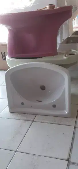Wastafel toto model gantung