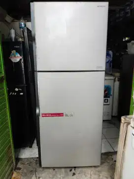 Kulkas Hitachi 2 pintu jumbo kondisi normal dingin beku siap pakai