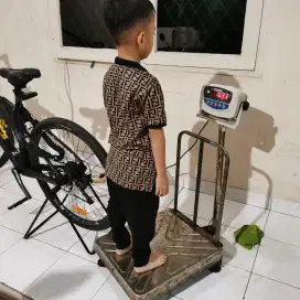 Timbangan Industri Barang Digital Duduk 200kg SAYAKI T18