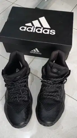 sepatu basket adidas