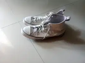 Sepatu converse putih