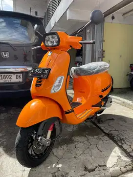 Vespa s 125 orange