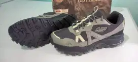 Sepatu outdoor skecher