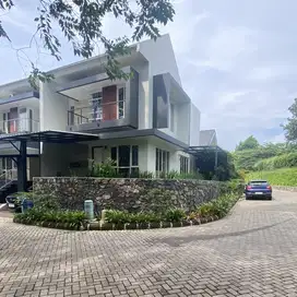 Rumah  Sudut  Hadap Taman dan Timur di Rancamaya Golf Estate