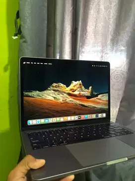 Macbook pro 17 8/256 13”