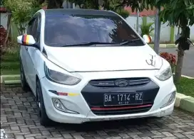 Mobil sedan hyundai excel III 2013