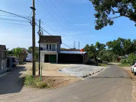 Disewakan Ruko Baru Renovasi di Pinggir Jalan Cocok untuk Usaha