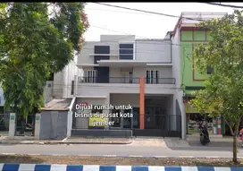 Dijual rumah usaha 2lt tengah kota jember