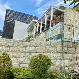 DIJUAL RUMAH FURNISH KONSEP VILLA TAMAN HUNIAN SATELIT SUKOMANUNGGAL