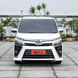 TOYOTA VOXY 2.0 A/T 2018