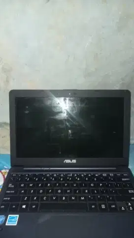 LAPTOP ASUS E203MAH SECOND