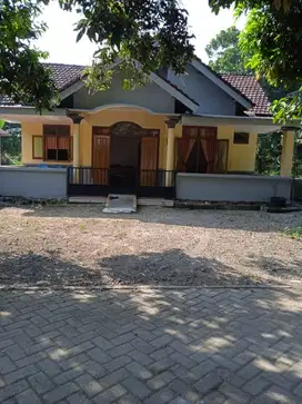 JUAL RUMAH  HRGA MURAH POLL  PADAT PEMDUDUK HALAMAN LUAS & ASRI