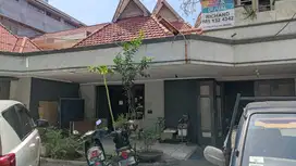 RIC.A204 JUAL RUMAH USAHA LOKASI STRATEGIS TENGAH KOTA JALAN BAWEAN