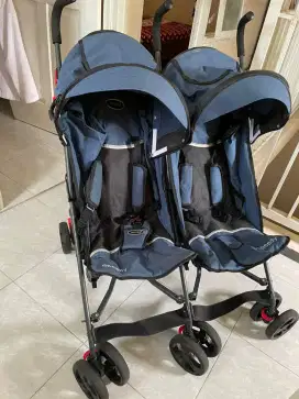 Stroller bayi kembar