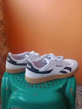 sepatu casual reebok