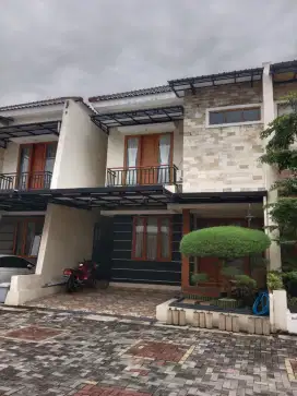 Dijual rumah cantik dlm cluster 2 lt lingkungan asri.