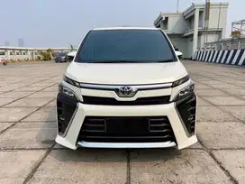 DP 10JT [KM 47.000] TOYOTA VOXY 2019 PUTIH ISTIMEWA MODEL 2018