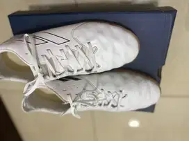 Sepatu futsal Mills