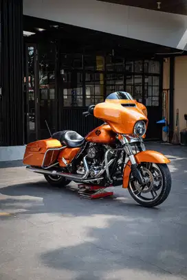 HARLEY DAVIDSON STREET GLIDE RUSHMORE 2014 FULL PAPER AMBER WHISKEY