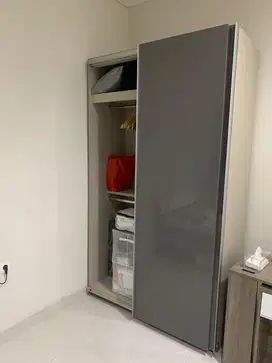 Lemari sliding ukuran sedang bekas butik