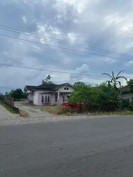 Dijual Rumah dan Tanah Tepi Jalan Lintas