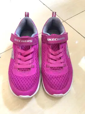 Sepatu skechers anak perempuan