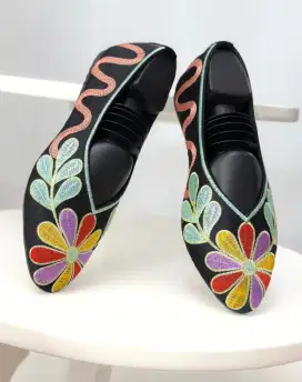 Sepatu dan Sandal Bordir