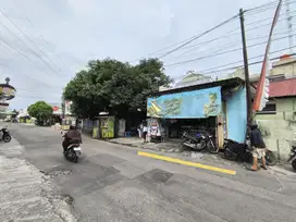 Ruang usaha toko pinggir jalan besar ramai padat di sumber solo kota