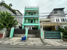 Kost 26KT Jakarta Pusat Full Penghuni Row 2 mobil