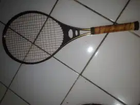 Raket tenis lapangan