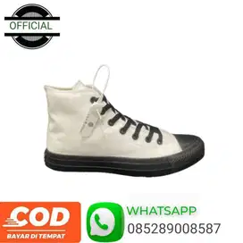 sepatu boot putih black